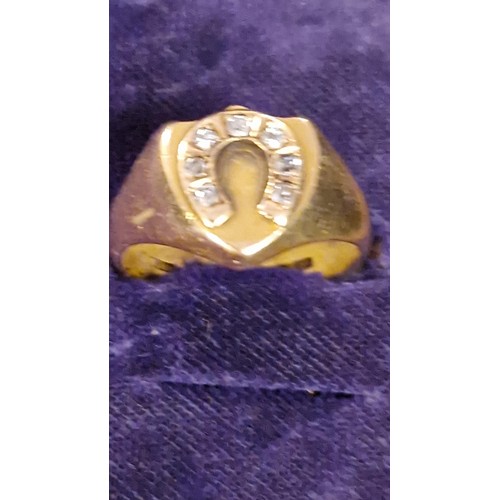 78 - HEAVY 18CT GOLD GENTS SIGNET RING WITH HORSESHOE TO CENTRE SET DIAMONDS - WEIGHT 8 GRMS OVERALL