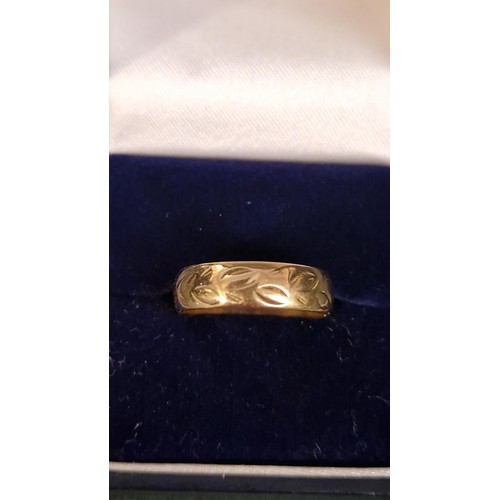 82 - LOVELY 9CT GOLD WEDDING BAND DECORATED WITH A LEAF PATTERN - 2.7 GRMS