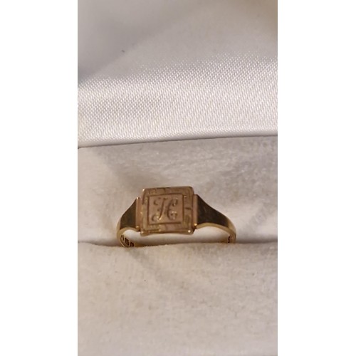 94 - VINTAGE 9CT GOLD SMALL SIGNET RING MARKED 'H' TO FRONT - WEIGHT 1.4 GRMS