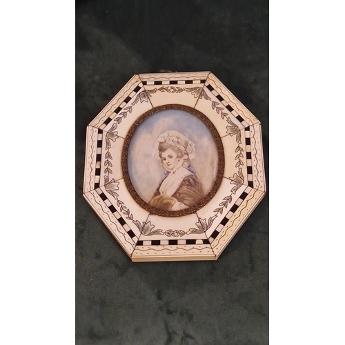 100 - DECORATIVE FRAME WITH PICTURE OF A WOMAN TO CENTRE