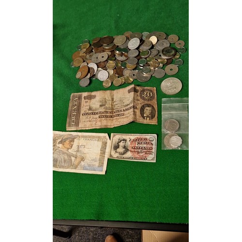 134 - QTY OF FOREIGN COINS & 2 X AMERICAN BANK NOTES