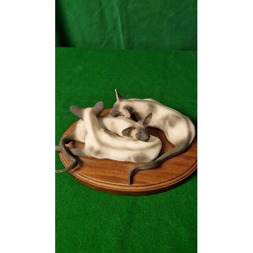 169 - GROUP OF 3 CATS MOUNTED ON WOODEN PLINTH - 28CMS LONG - SIGNED BY LES LEE