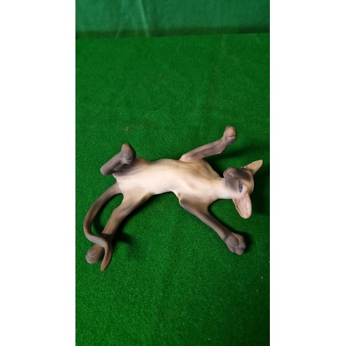 171 - COLLECTABLE CAT LYING ON ITS BACK - SIGNED LES LEE - 18CMS