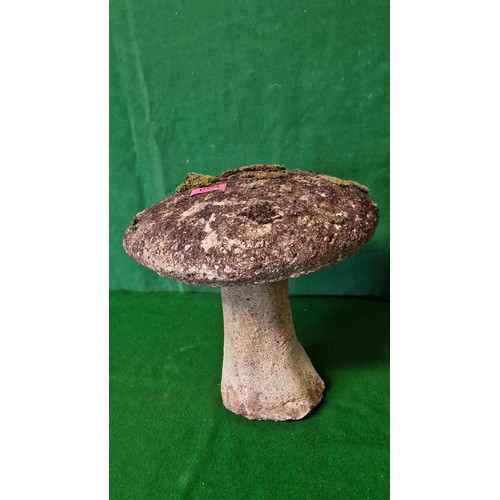 30 - NICE VINTAGE SMALL STONE GARDEN MUSHROOM - 28CMS H X 30CMS DIAM - COLLECTION ONLY OR ARRANGE OWN COU... 