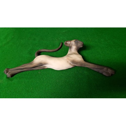 158 - LOVELY CAT FIGURE LYING DOWN BY LES LEE - 35CMS LONG - SLIGHT CHIP TO TAIL