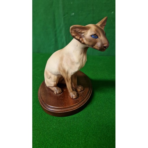 159 - LOVELY CAT FIGURE ON A WOODEN BASE BY LES LEE - STANDS 18CMS