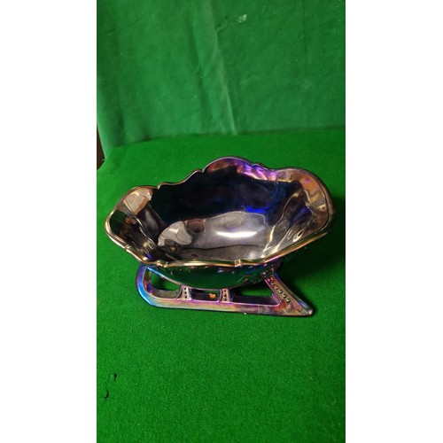 240 - BEAUTIFUL WESTMOORLAND CARNIVAL GLASS SLEIGH - 23CMS LONG