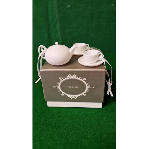 251 - LOVELY BOXED WEDGWOOD 3 PEICE MINIATURE TEA SET AS CHRISTMAS TREE DECORATIONS - TEAPOT STANDS 3.5CMS... 