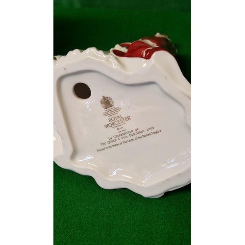 256 - 2 X WEDGWOOD COMMEMORATIVE CABINET PLATES & LARGE ROYAL WORCESTER HER MAJESTY THE QUEEN - 23.5CMS H