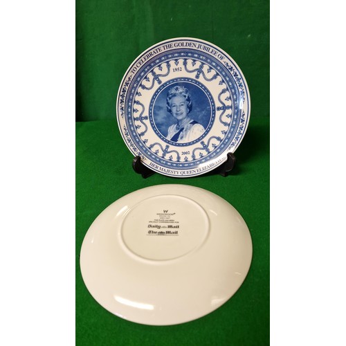 256 - 2 X WEDGWOOD COMMEMORATIVE CABINET PLATES & LARGE ROYAL WORCESTER HER MAJESTY THE QUEEN - 23.5CMS H