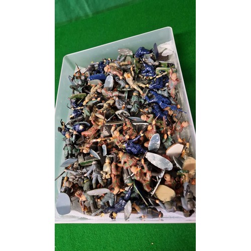 260 - BOX OF PLASTIC VINTAGE SOLDIERS