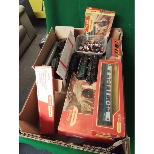 204 - LARGE BOX OF VINTAGE RAILWAY ITEMS INC ENGINES, CARRIAGES, FIGURES ETC ETC