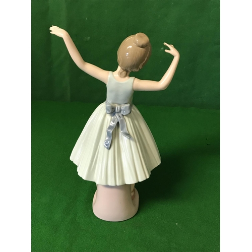 438 - LOVELY LLADRO GIRL BALLERINA - 26CMS H - GREAT CONDITION