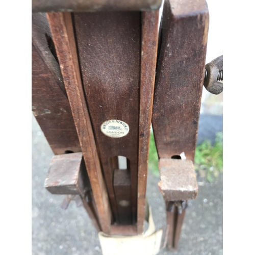 450 - VINTAGE WINDSOR & NEWTON WOODEN ARTIST TRIPOD EASEL