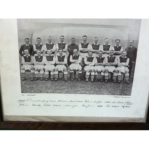 601 - EARLY FRAMED & GLAZED PHOTOGRAPH OF THE 1933 / 34 ARSENAL FOOTBALL SQUAD WITH SIGNATURES - 38CMS X 3... 