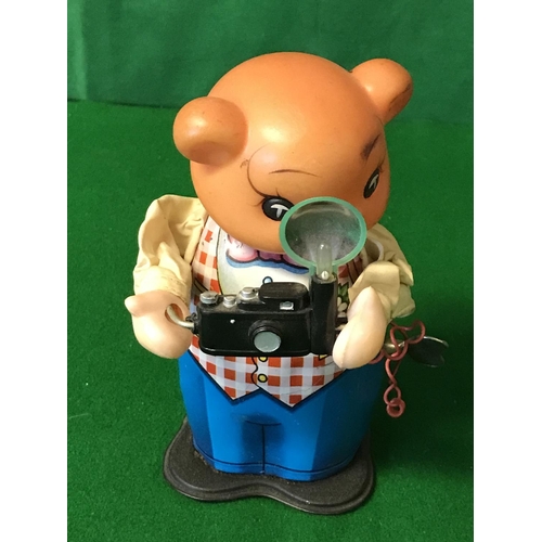 667 - VINTAGE CLOCKWORK BEAR WITH FLASH CAMERA - 17CMS H