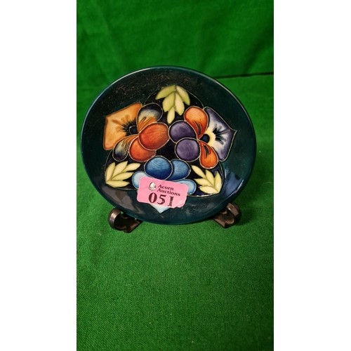 51 - LOVELY MOORCROFT PIN DISH 2005 SIGNED TB  - 12CMS DIAM