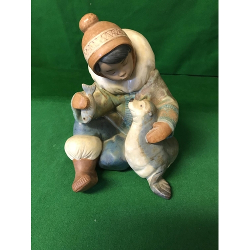 65 - LOVELY LARGE LLADRO ESKIMO FEEDING A SEAL - APPROX 22CMS H