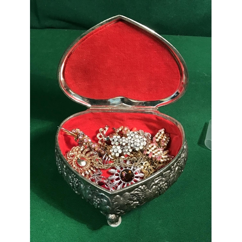 558 - PRETTY HEART SHAPED JEWELLERY BOX WITH VINTAGE BROOCHES ETC
