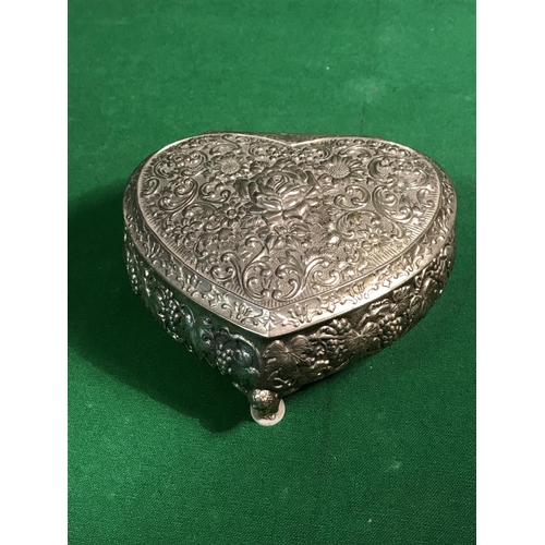 558 - PRETTY HEART SHAPED JEWELLERY BOX WITH VINTAGE BROOCHES ETC