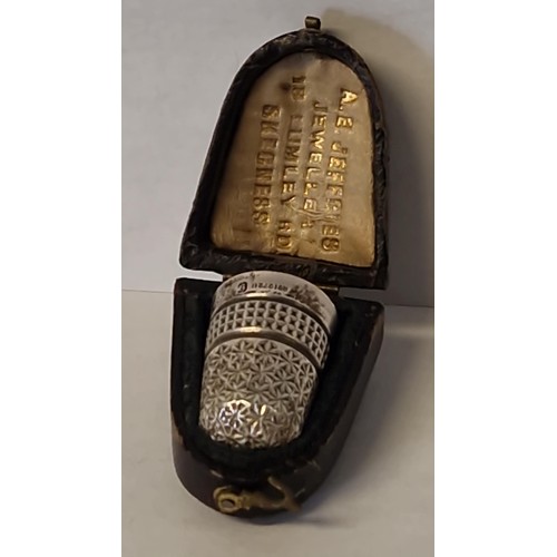 99 - VERY PRETTY SILVER HALLMARKED THIMBLE IN ORIGINAL CASE