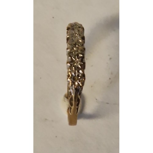 104 - 9CT GOLD PRETTY RING - WEIGHT OVERALL 1.4 GRMS - RING SIZE M