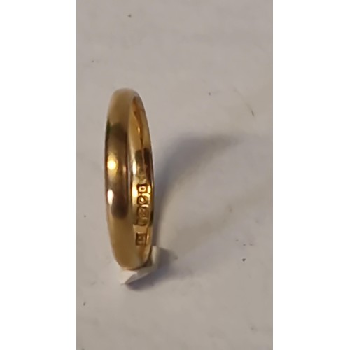 105 - 22CT GOLD WEDDING BAND - WEIGHT 2.2 GRMS - SIZE M