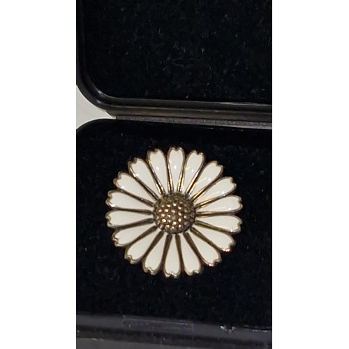 118 - VERY PRETTY STERLING SILVER & ENAMEL DAISY BROOCH - MARKED KA LA - K. LAURSEN DANISH