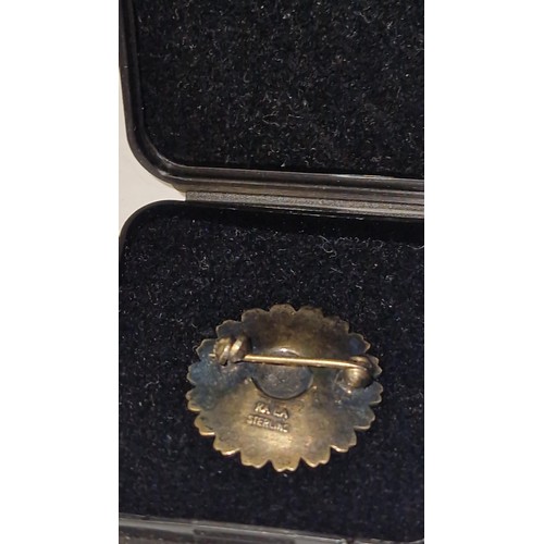 118 - VERY PRETTY STERLING SILVER & ENAMEL DAISY BROOCH - MARKED KA LA - K. LAURSEN DANISH