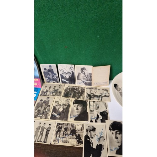 119 - COLLECTION OF THE BEATLES ITEMS - WASHINGTON POTTERY BOWL, QTY OF CHEWING GUM CARDS, 2 X BEATLES MON... 