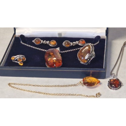 123 - QTY OF LOVELY AMBER JEWELLERY - 2 X NECKLACES, 2 X RINGS & PAIR OF EARINGS - SOME MARKED 925 SILVER ... 