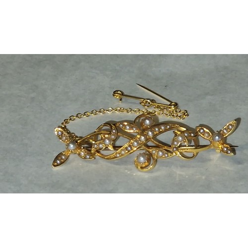 124 - BEAUTIFUL BROOCH SET WITH PEARLS & SAFETY CHAIN - MARKED 15CT TO BACK - DAMAGE TO 1 PEARL