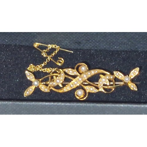 124 - BEAUTIFUL BROOCH SET WITH PEARLS & SAFETY CHAIN - MARKED 15CT TO BACK - DAMAGE TO 1 PEARL