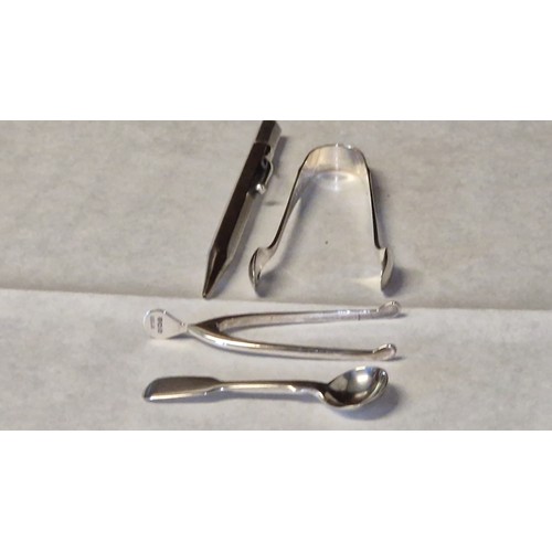 127 - 4 X LOVELY HALLMARKED SILVER ITEMS - PAIR OF HINGED SILVER WISHBONE SUGAR TONGS, SILVER SALT SPOON, ... 