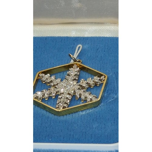 158 - LOVELY BOXED SNOW CRYSTAL PENDANT - SILVER SET WITHIN A MOUNTING OF 24CT GOLD - WITH CERTIFICATE BY ... 