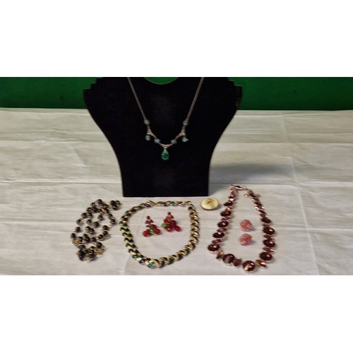 168 - QTY OF VERY PRETTY JEWELLERY INC NECKLACES & VINTAGE EARINGS ETC