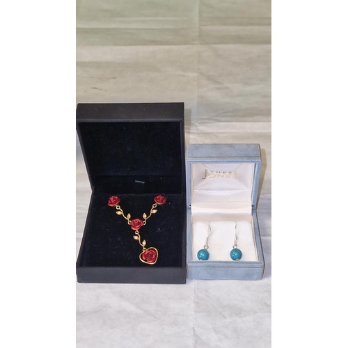 169 - QTY OF PRETTY JEWELLERY INC 2 X COLOURED LEAF NECKLACES, TURQUOISE EARINGS ETC - BOXES FOR DISPLAY P... 