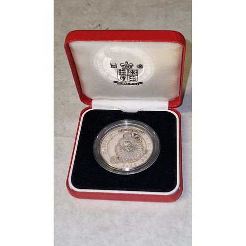 324 - LOVELY ROYAL MINT QUEEN ELIZABETH 1 £5 COIN