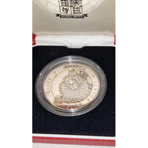 324 - LOVELY ROYAL MINT QUEEN ELIZABETH 1 £5 COIN