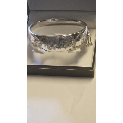 364 - BOXED 1972 HALLMARKED SILVER BANGLE BY CSC & CO WITH SAFETY CHAIN = WEIGHT 46GRMS