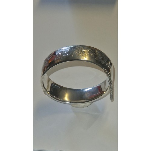 364 - BOXED 1972 HALLMARKED SILVER BANGLE BY CSC & CO WITH SAFETY CHAIN = WEIGHT 46GRMS