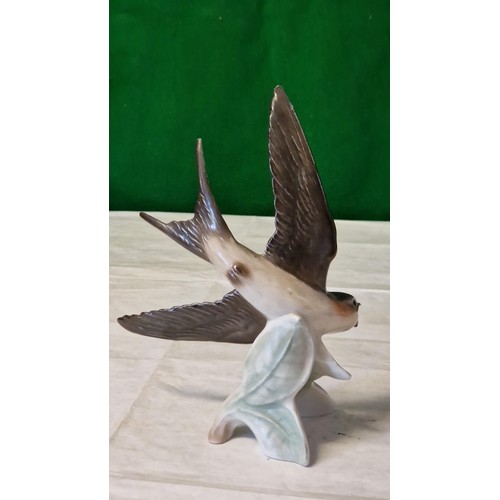 380 - VINTAGE HUMMEL SWALLOW - STANDS 21CMS H