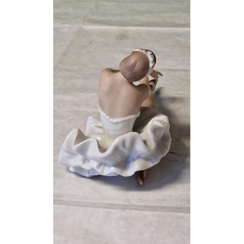 381 - BEAUTIFUL WALLENDORF PORCELAIN SWAN LAKE BALLERINA - SITS 9CMS H