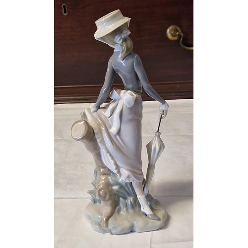 395 - LOVELY LARGE LLADRO FIGURE 