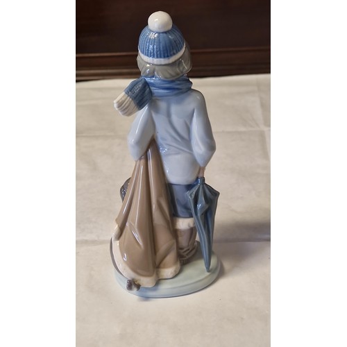 400 - LOVELY LLADRO FIGURE 