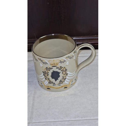 413 - LOVELY WEDGWOOD COLLECTORS COMMEMORATIVE MUG - 25TH ANNIVERSARY OF THE WEDDING OF HER MAJESTY QUEEN ... 