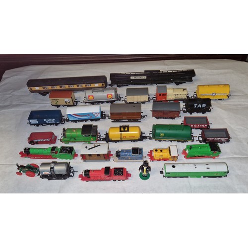 973 - LARGE BOX OF MIXED TRAIN CARRIAGES ETC - SOME A/F