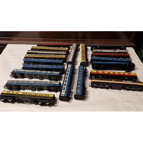 974 - LARGE BOX OF MIXED VINTAGE TRAIN CARRIAGES - SOME A/F