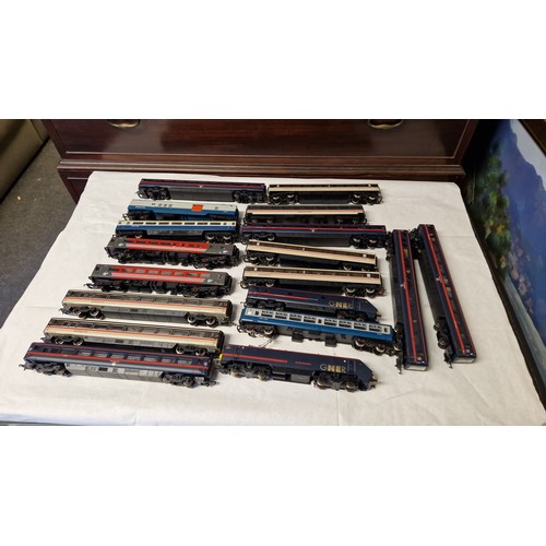 974 - LARGE BOX OF MIXED VINTAGE TRAIN CARRIAGES - SOME A/F