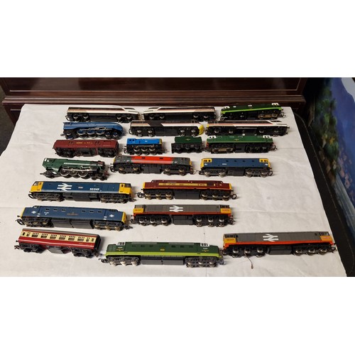 975 - BOX OF VINTAGE TRAIN CARRIAGES & ENGINES - SOME A/F